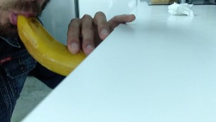 Te Gustaría Que esta Banana Fuera tu Verga, y que Sacase tu Leche Explotando en Mi Boca
