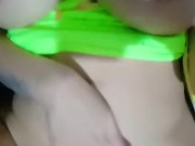 chichona caliente en casa masturbandose