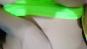 chichona caliente en casa masturbandose