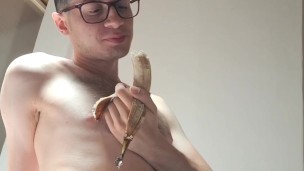 Ragazzo con cazzo duro e grosso mangia in modo sexy la banana