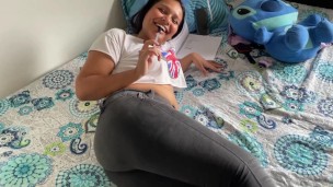 mi compañera de la universidad me da la copia y me la follo a cambio