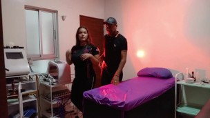 UNA CLIENTA EN MI SPA SE PONE CACHONDA Y FOLLA CON UNO DE LOS MASAJISTAS 1 PARTE