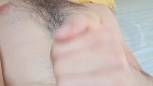 Masturbazione di ragazzo solista mentre geme e gode con orgasmo