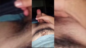 Me despierto y esta parado y me la jalo una paja mañanera- masturbacion masculina//I wake up and he'