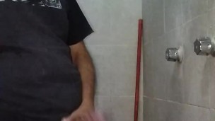 ENJUAGÁNDOME LA VERGA MIENTRAS COGE MI MANO Y SE VIENE 🧼🚿🧽