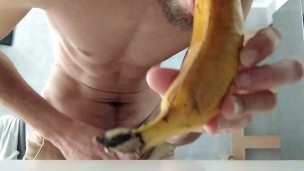 Cachondo Y Con Ganas de Mamada Chupa La Banana y a la Vez Pajea Su Gran Verga Suave