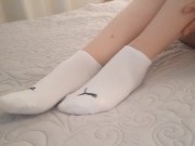 chica escolar se cambia calcetas 15/16