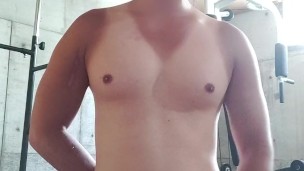 トレーニング後に全裸オナニーしちゃう筋肉質な大学生