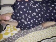 je soulève sa robe et la baise rapidement, je lui en met plein sur le cul ! 1/16