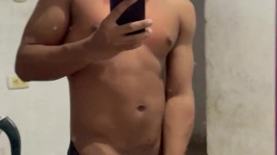 Jovencito con rico cuerpo masturba su gran verga. Porno gay HD gay porn Hd