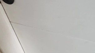 Mi amiga deja su ropa sucia fuera mientras se baña y me excita