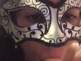 Русская сосет дилдо с грязными разговорами. Минет крупным планом