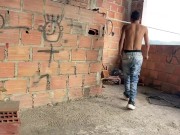 MI HERMANASTRO TRABAJA CONSTRUCION Y YO LO PREMIO CON UNA BUENA FOLLADA 1/16