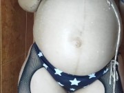 me pongo mi traje de mujer maravilla y orino en la ducha, me exito pensando en tu super polla 7/16