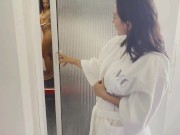 espio a mi amiga en el baño del hotel y me descubre! - Jenifer Play & Sofiof 1/16