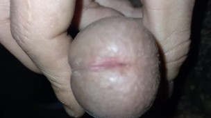 Joven se masturba en su casa
