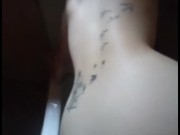 PAREJA REAL AMATEUR. ME COJO A MI NOVIA MIENTRAS SE BAÑA Y LE LLENO DE LECHE LA CARA