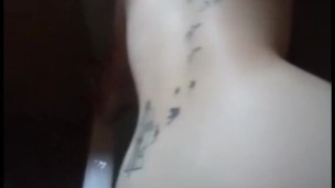 PAREJA REAL AMATEUR. ME COJO A MI NOVIA MIENTRAS SE BAÑA Y LE LLENO DE LECHE LA CARA