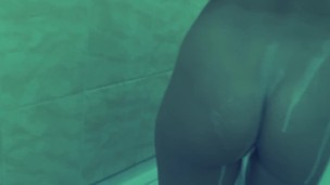 КРАСОТКА моется в душе