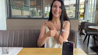 Eva correrse duro en un restaurante público a través de un ...