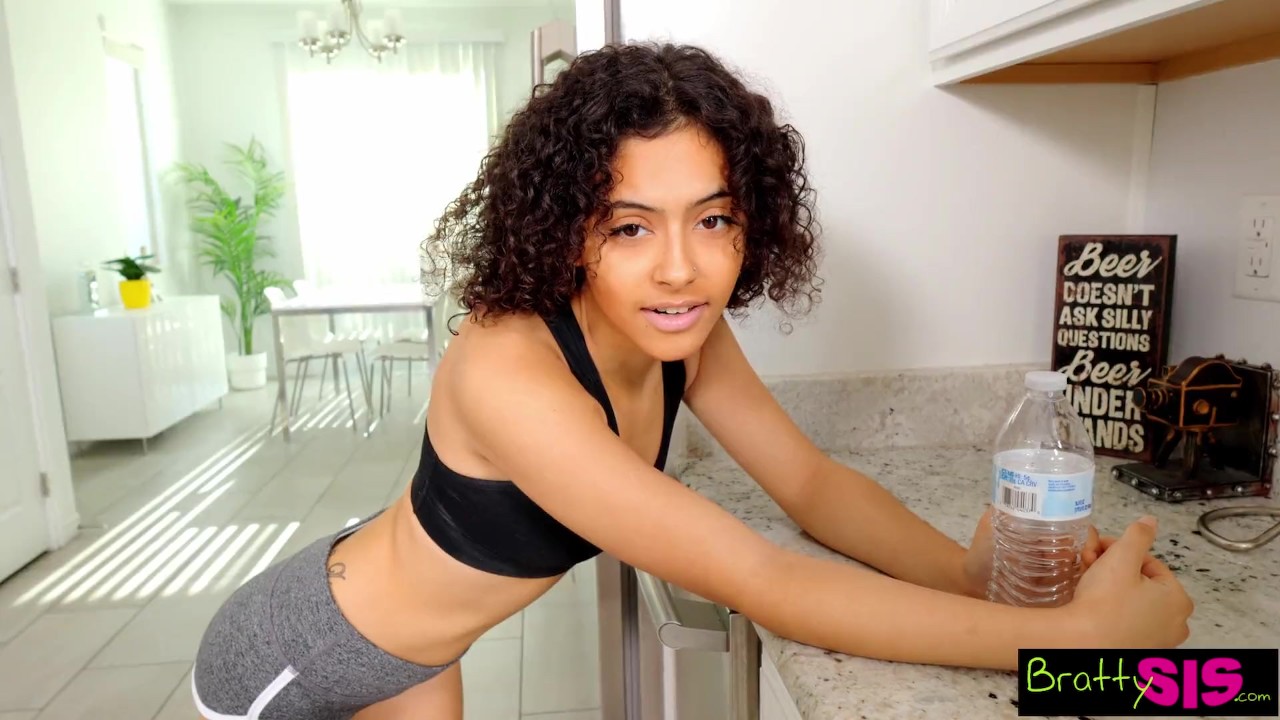 "Don't guys just randomly get hard throughout the day?" Dani Diaz asks Stepbro - S27:E10 - Vidéo de sexe gratuite - RedTube