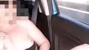 Moglie troia fa vedere la figa e le tette ai camionisti sull'autostrada