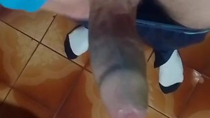 Gran polla se masturba duro y chorros cum solo en el baño