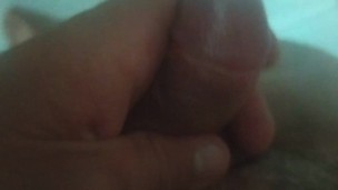 O batom de boca da esposa deixou o pau macio e cremoso.