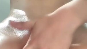 Después de ver hentai no resisto y me masturbo mi vagina rosadita de pie hasta venirme a chorros