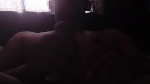 Masturbando sensualmente su polla