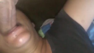 Esposa ahogada por la polla de su marido