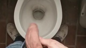 Pisciata in bagno pubblico