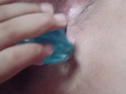 Latina putita se masturba con dildo pequeño