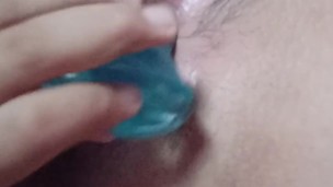 Latina putita se masturba con dildo pequeño