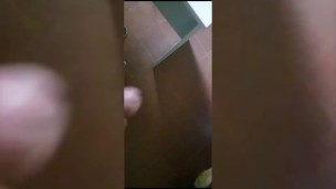 Aquí jalandome hechandome una paja viendo Xxx en Pornhub