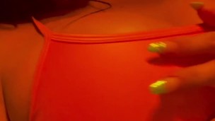 Jugando en el baño de mi amiga - video completo en Onlyfans 😘