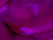 El amigo de mi novio me pone a gemir.