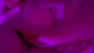 El amigo de mi novio me pone a gemir.