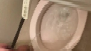 【マゾちんぽのおしっこ放出動画！！♡】全裸ではないけど、1分くらいおしっこ出ました！勃起してないちんちんから勢いよく出てるの見てください！！♡