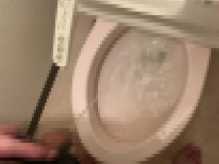 【マゾちんぽのおしっこ放出動画！！♡】全裸ではないけど、1分くらいおしっこ出ました！勃起してないちんちんから勢いよく出てるの見てください！！♡