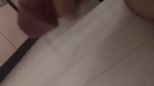 Обильно кончил на пол пока никого нет дома