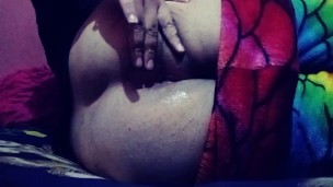 Jugando con mi ano mientras estoy solito en casa