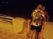 Sesso in spiaggia pubblica (con guardone) 2/16