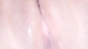 Colegiala se pone a leer un buen libro pero como es muy caliente se empieza tocar, que cachonda es!