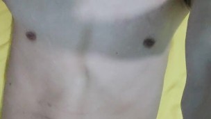 Esperando a mi vecina llegue mientras me la jalo para ella