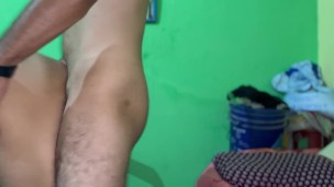 Desi bhabi em casa para um encontro intenso