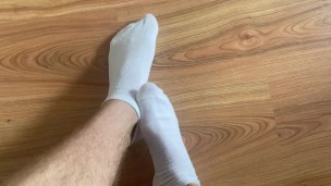 White socks hide the smelly feets
