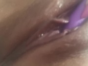 Close na buceta da novinha se masturbando com mini vibrador escondida na casa da vó 1/16