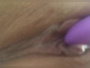 Close na buceta da novinha se masturbando com mini vibrador escondida na casa da vó 11/16