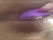 Close na buceta da novinha se masturbando com mini vibrador escondida na casa da vó 12/16